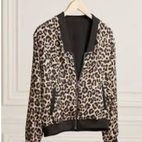 Stella & Dot, reverse cougar print/ black bomber Sz Sm - Picture 2 of 3